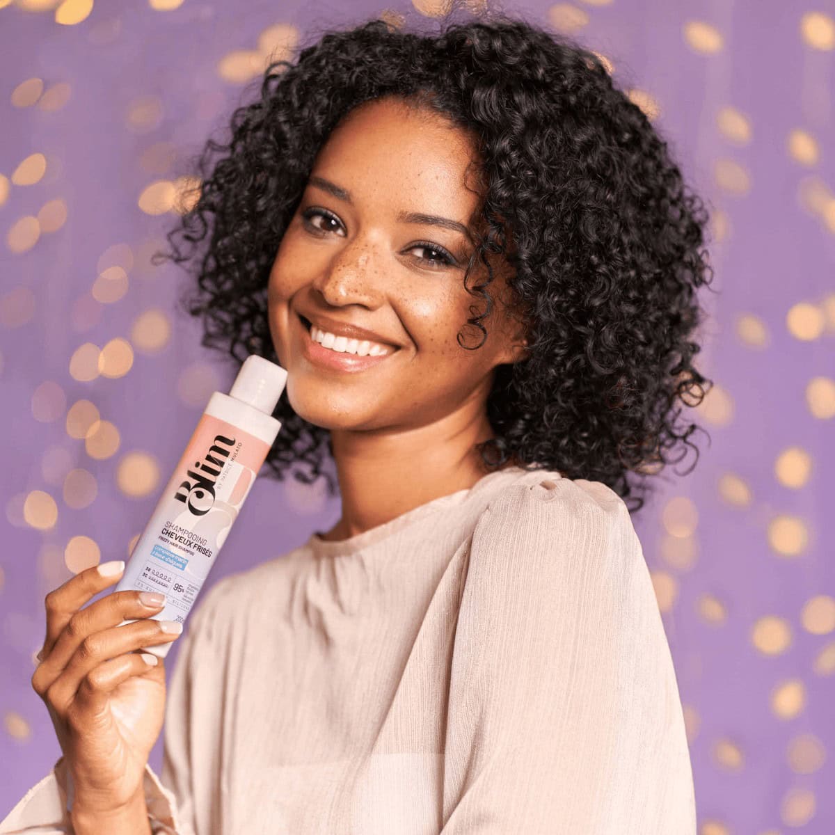 cheveux-frisés-modèle cheveux-frisés-modèle